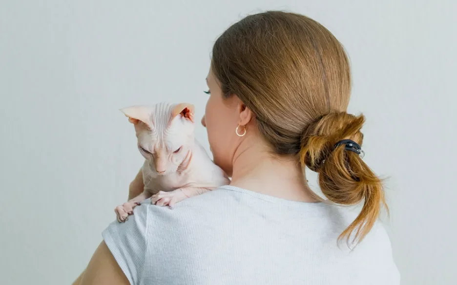 vrouw met naaktkat